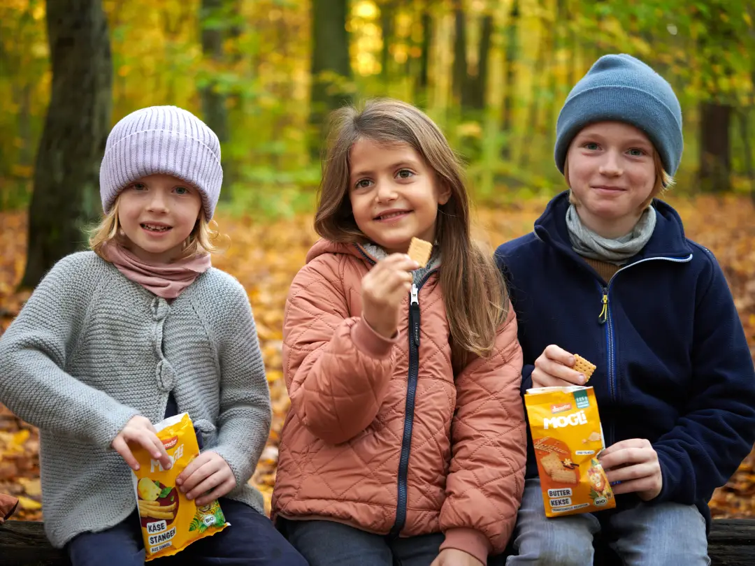 Kinder snacken MOGLi Snacks im Wald