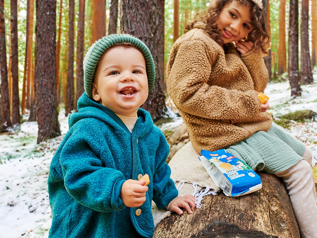 Kinder beim Picnic im winterlichen Wald mit MOGLis Spekulatius Keksen