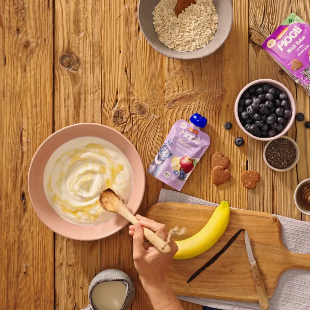 MOGLi Blaubeer Dessert Schritt 2: Joghurt, Vanille und Honig verrühren