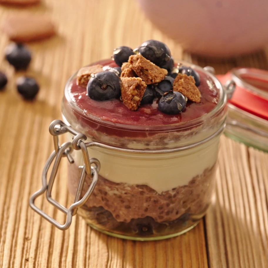 MOGLi Blaubeer Dessert Schritt 6: Mit MOGLi Müsli Keksen, Blaubeeren & Honig toppen